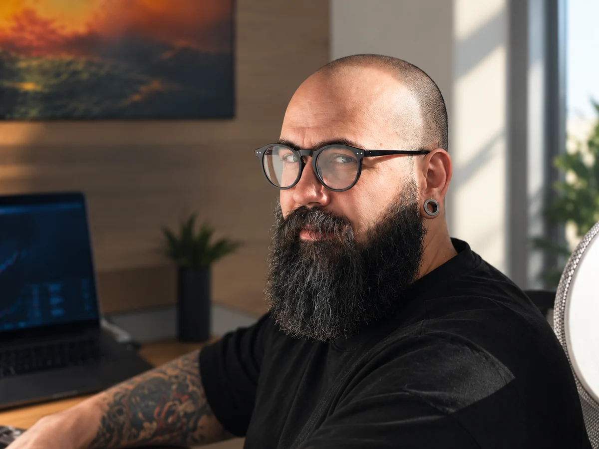 Александр Царьков, основатель Beauty Metrics, за рабочим столом